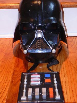 Capacete do Darth Vader que muda a voz e com sons Star Wars Usado